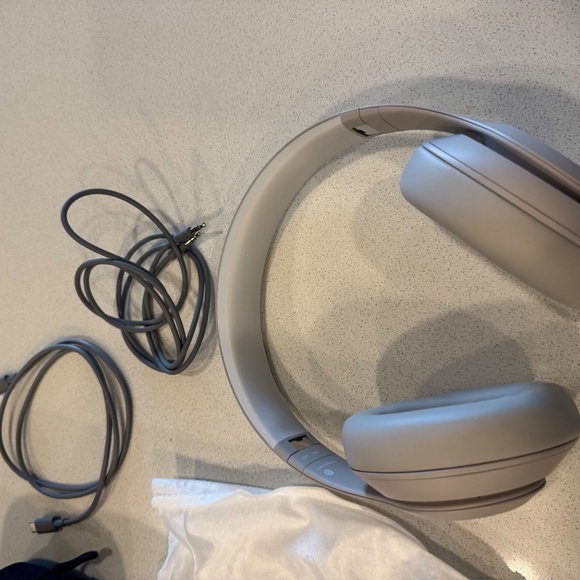 LIKE NEW BEATS HEADPHONES - Picture 2 of 5